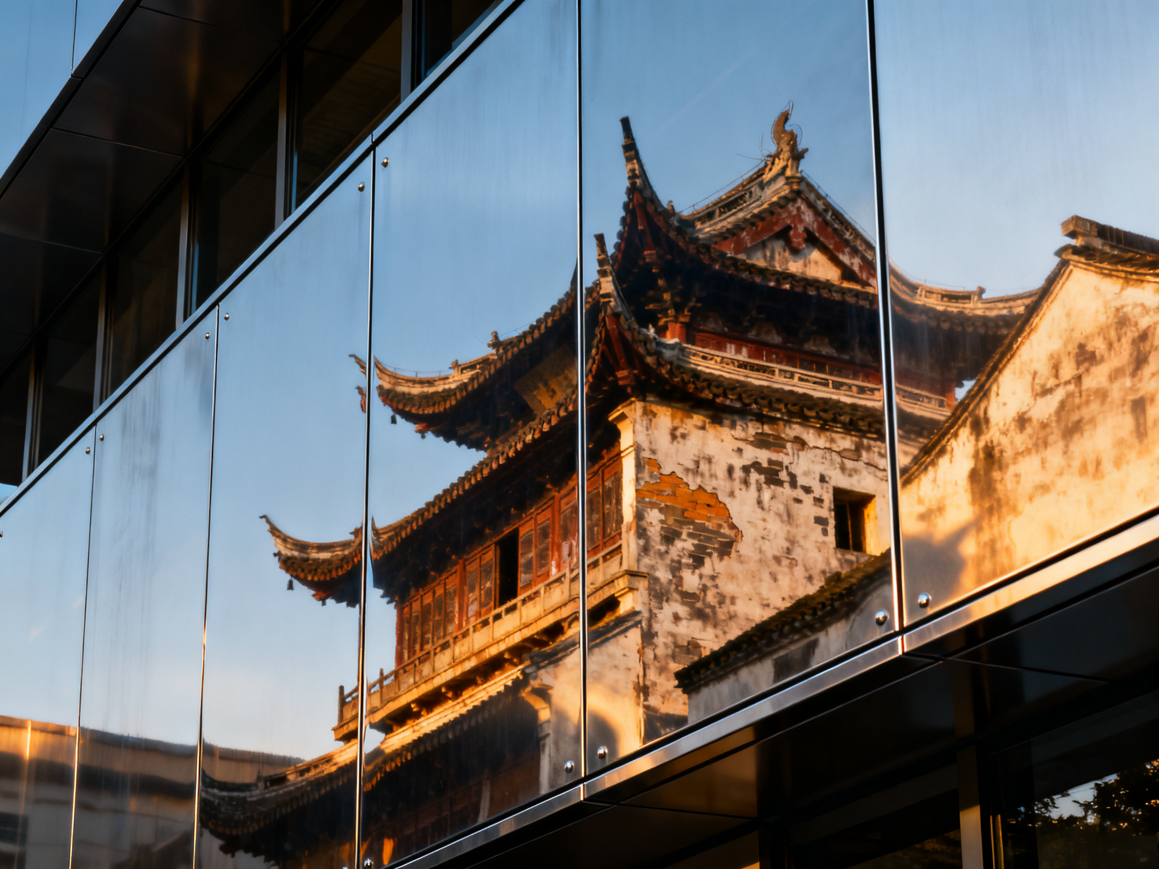 复合铝板下的冷月沉思 Close-up of a composite aluminum panel on a modern building, reflecting the distorted image of an ancient Chinese temple, symbolizing the contrast between tradition and modernity.