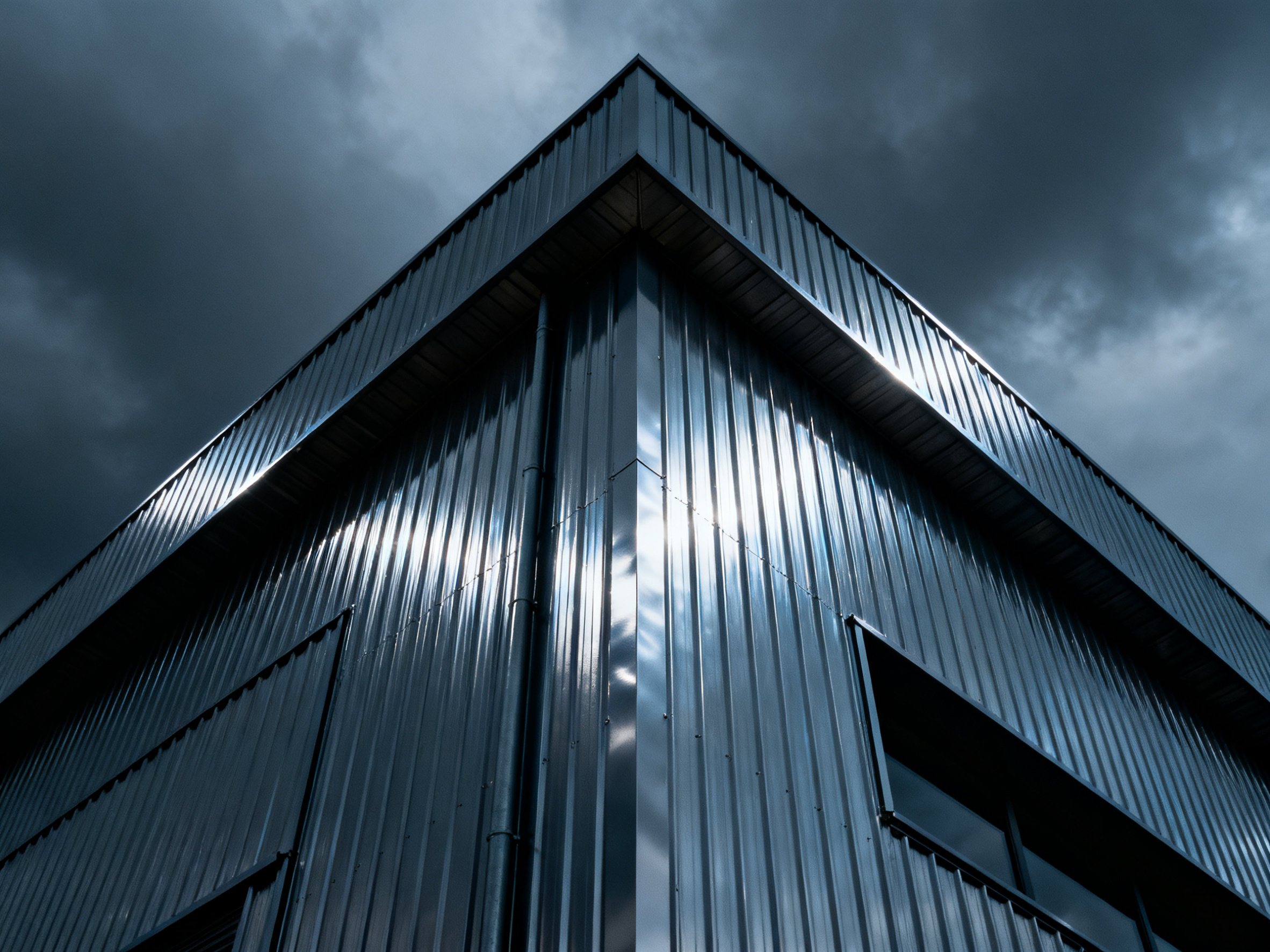 复合钢的沉思:熔铸古今之利器 Close-up of a composite steel building facade.