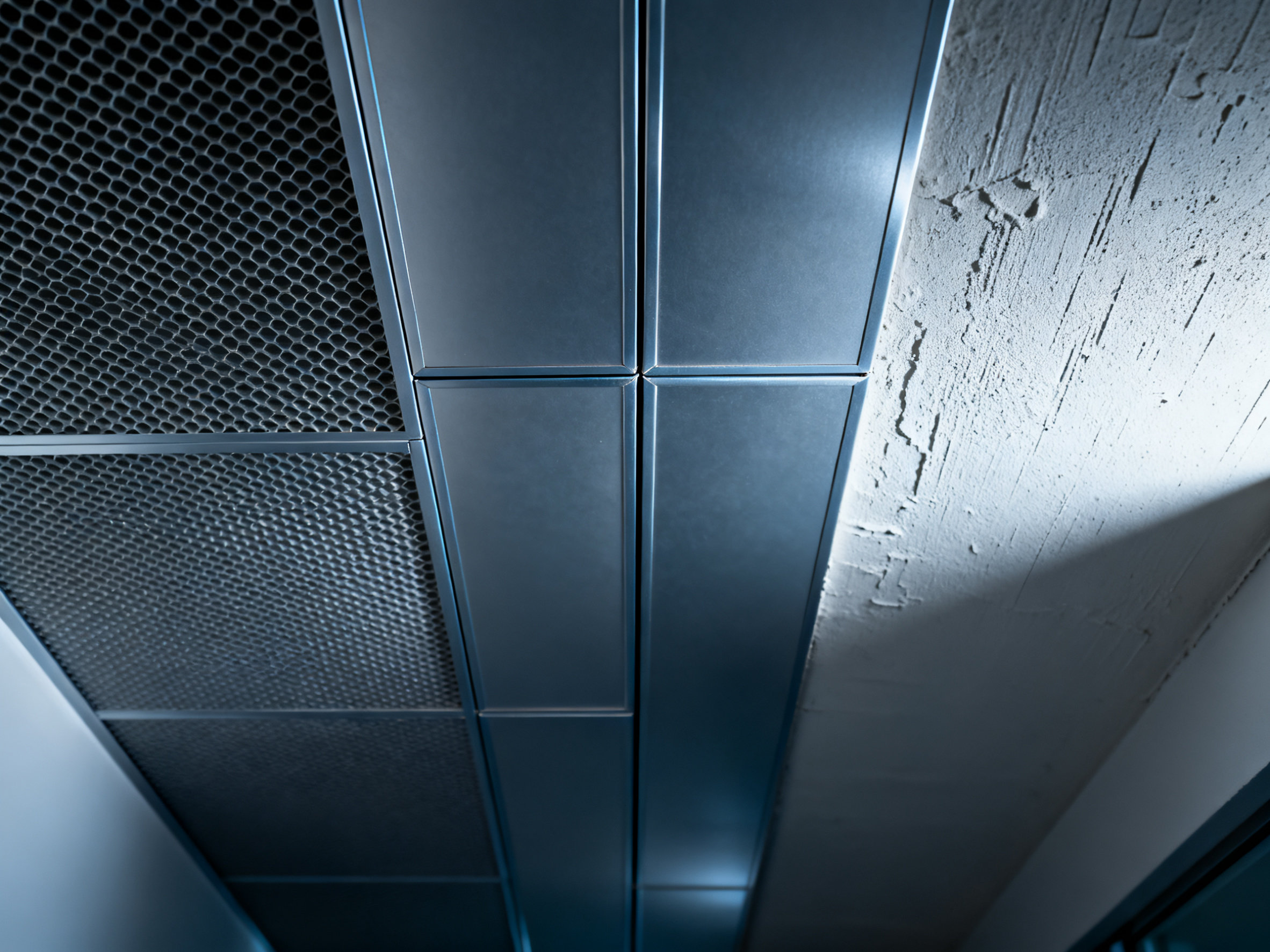 蜂窝板吊顶的现代“画皮”与实用主义的抉择 Contrast of ceiling materials
