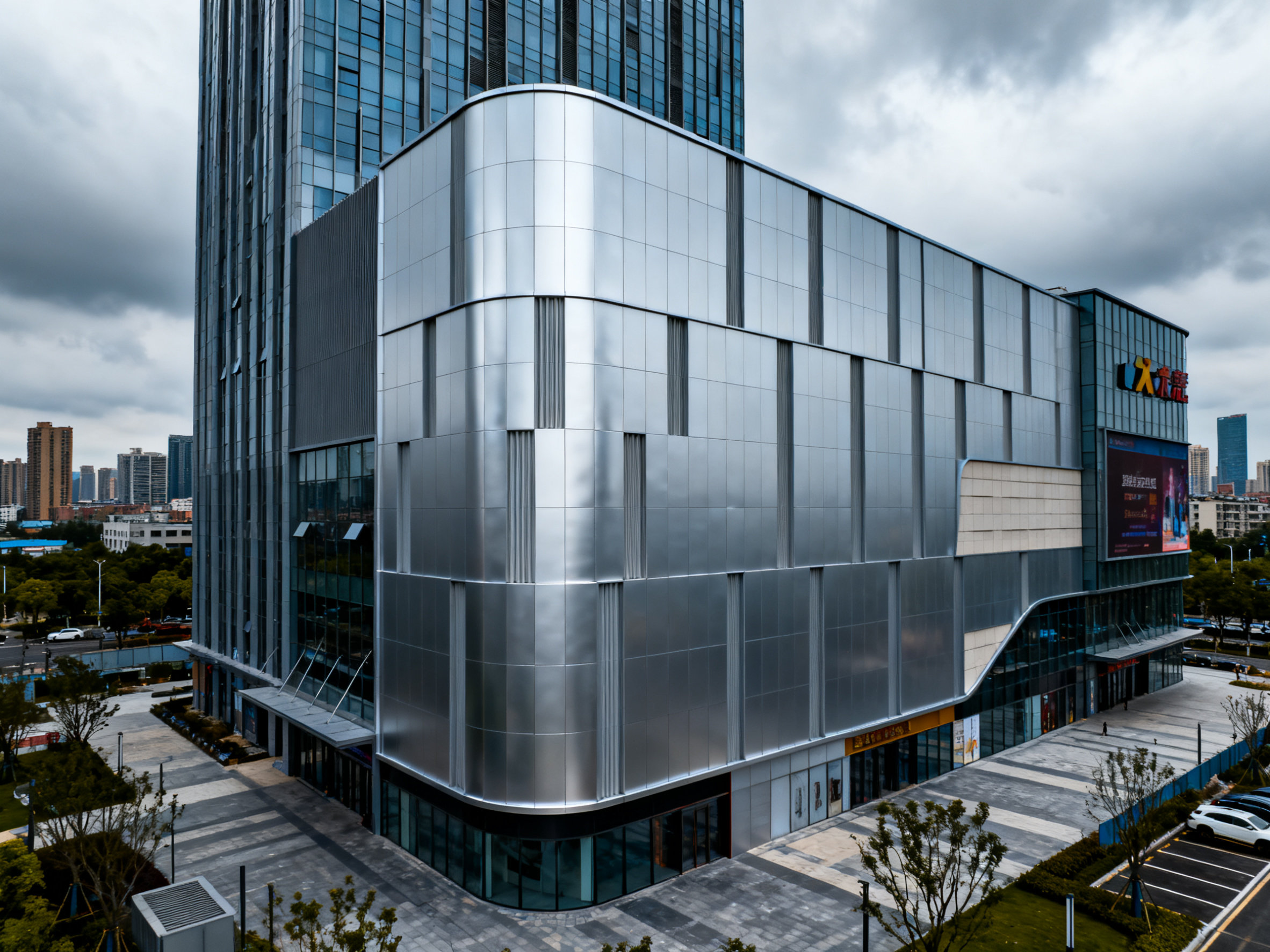 寻觅A级EPS线条厂家:于砖石瓦砾间重塑风骨 Commercial facade with EPS and aluminum